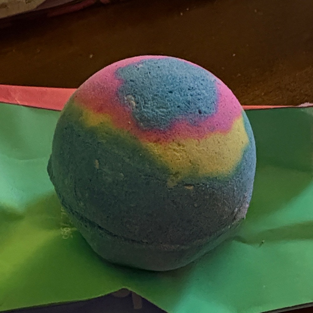 Lush Intergalactic Bath Bomb - Picture 2 of 2